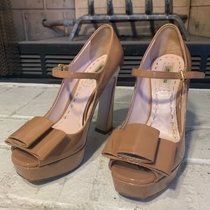 (Miu Miu) Beige Patent Leather Bow Peep Toe Platform Pumps